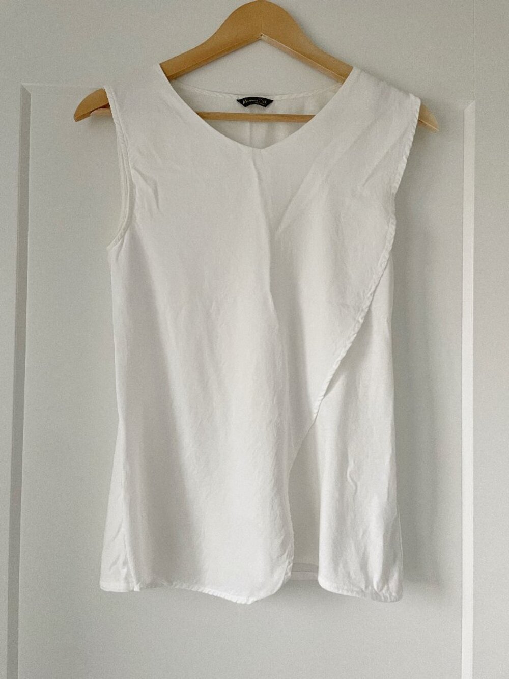 Mossimo Dutti White V‑Neck Draped Tank Top Medium